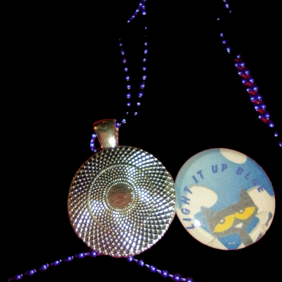 Light it Up Blue Pete the Cat Magnet Necklace - Picture 3 of 3